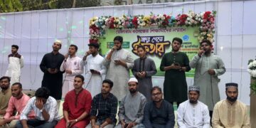 তোলারাম কলেজের ছাত্রদের সম্মানে ছাত্রশিবিরের উদ্যোগে মাদুর পেতে গণইফতার