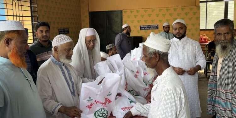৩৩০ পরিবারের মাঝে ঈদ সামগ্রী দিয়ে হাসি ফুটালেন আলীরটেক জামায়াত ইসলামী