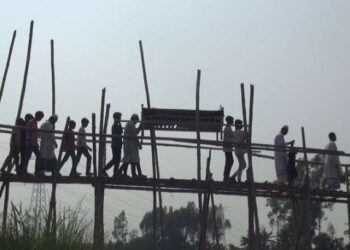 আলীরটেকে সেতু নেই, প্রতীকী লাশ নিয়ে এলাকাবাসীর ব্যতিক্রমী আন্দোলন