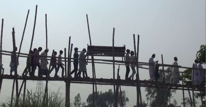 আলীরটেকে সেতু নেই, প্রতীকী লাশ নিয়ে এলাকাবাসীর ব্যতিক্রমী আন্দোলন