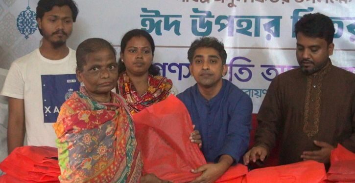 ঈদে সুবিধাবঞ্চিত নারীদের মাঝে শাড়ি  বিতরণ করলো গণসংহতি আন্দোলন