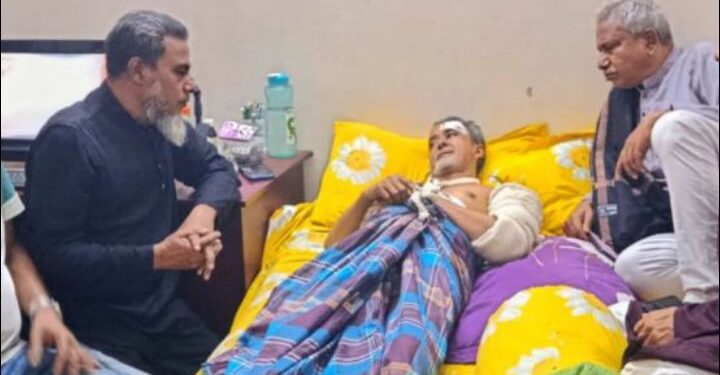 সড়ক দুর্ঘটনায় আহত সম্পাদক স্বপনকে দেখতে এমপি আবুল কালামের প্রতিনিধি দল